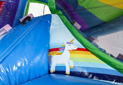 Springkasteel in unicorn thema met een glijbaan bestellen voor kinderen. Koop opblaasbare springkastelen online bij JB Inflatables Nederland