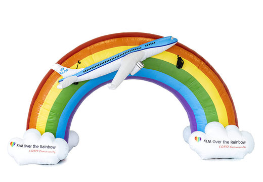 Gepersonaliseerde regenboog reclameboog met 3D vliegtuig voor alle evenementen kopen bij JB Promotions Nederland. Bestel nu online op maat gemaakte opblaasbare reclamebogen met een 3D object