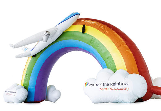 Bestel op maat gemaakte regenboog reclameboog  met 3D vliegtuig voor alle evenementen bij JB Promotions Nederland. Opblaasbare reclamebogen in alle maten en soorten razendsnel op maat gemaakt