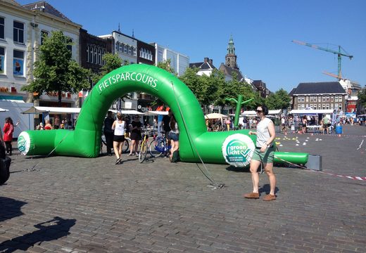 Op maat gemaakte opblaasbare fietsersbond start & finishboog met afneembare banners te koop bij JB Promotions Nederland; specialist in opblaasbare finishbogen