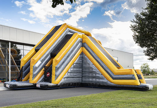 Koop opblaasbare Base Jump Pro Slide van 4 en 6 meter hoog voor zowel jong als oud. Bestel opblaasbare attractie nu online bij JB Inflatables Nederland 