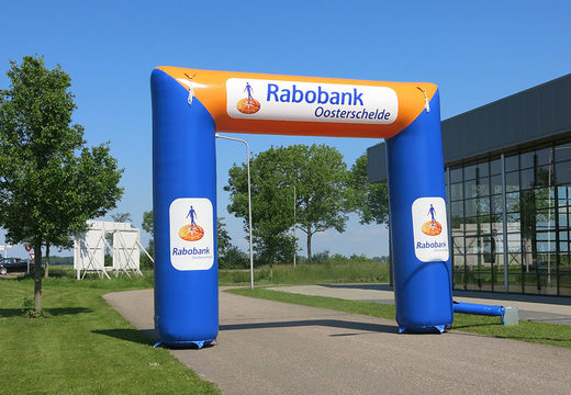 Koop gepersonaliseerde opblaasbare 8x6 rabobank startboog voor promoties bij JB Inflatables Nederland online.  Bestel nu op maat gemaakte opblaasbare reclamebogen