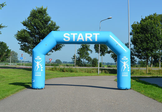 Koop gepersonaliseerde KLM start & finishbogen voor sport evenementen bij JB Inflatables Nederland.  Bestel nu op maat gemaakte opblaasbare reclamebogen 