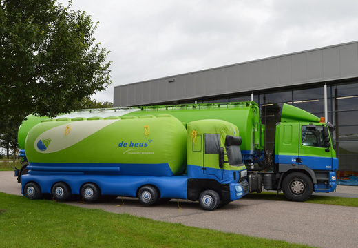 Groen blauwe opblaasbare De Heus vrachtwagen blikvanger kopen. Bestel opblaasbare blow-ups nu online bij JB Inflatables Nederland