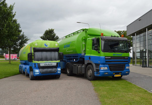 Bestel grote groen blauwe opblaasbare De Heus vrachtwagen blikvanger. Koop uw opblaasbare 3D objecten online bij JB Inflatables Nederland