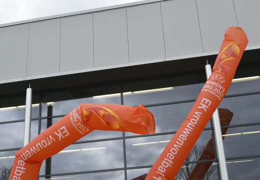 Opblaasbare 6 meter hoge UEFA EK Vrouwenvoetbal skytube op maat gemaakt bij JB Promotions Nederland; specialist in opblaasbare reclame artikelen zoals inflatable tubes