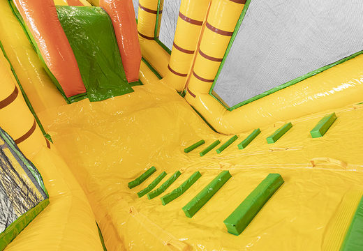 19meter lange stormbaan in thema jungle met passende 3D objecten kopen voor kids.  Bestel opblaasbare stormbanen nu online bij JB Inflatables Nederland
