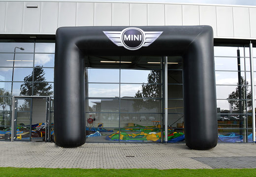 Gepersonaliseerde mini cooper start & finishboog voor sport evenementen bestellen bij JB inflatables Nederland. Koop nu op maat gemaakte opblaasbare reclamebogen online