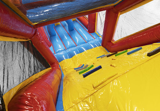 Unieke 17 meter brede hindernisbaan in rollercoaster thema met 7 spelelementen en kleurrijke objecten bestellen voor kids. Koop opblaasbare stormbanen nu online bij JB Inflatables Nederland