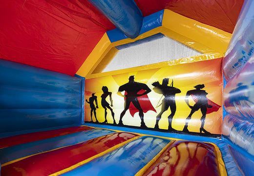 Opblaasbare slide combo springkussen in superhero thema te koop bij JB Inflatables. Bestel opblaasbare springkussens met glijbaan bij JB Inflatables Nederland