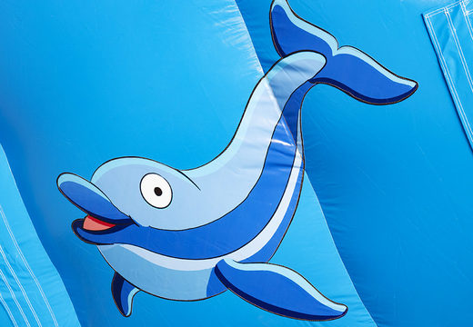 Haal uw opblaasbare dolfijn glijbaan met de vrolijke kleuren, 3D-objecten en leuke print op de zijwand voor kinderen. Bestel opblaasbare glijbanen bij JB Inflatables Nederland