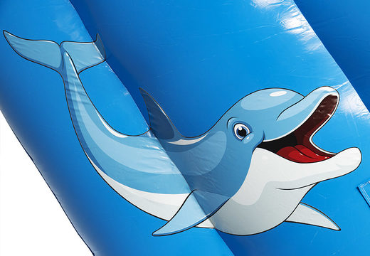 Dolfijn slide super met de vrolijke kleuren, 3D-objecten en leuke print bestellen. Koop opblaasbare glijbanen nu online bij JB Inflatables Nederland