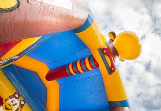 Standaard springkasteel voor kinderen bestellen in opvallende kleuren met bovenop een groot 3D object in de vorm van een aap. Springkasteel te koop online bij JB Inflatables Nederland