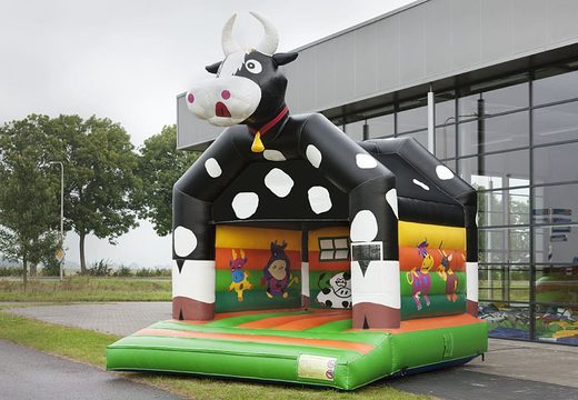 Standaard springkasteel kopen voor kinderen in opvallende kleuren met bovenop een groot 3D object in de vorm van een koe . Bestel springkastelen online bij JB Inflatables Nederland
