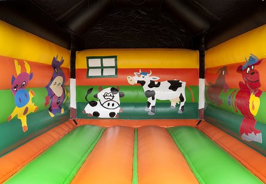 Standaard springkasteel voor kinderen bestellen in opvallende kleuren met bovenop een groot 3D object van een koe. Springkasteel online te koop bij JB Inflatables Nederland