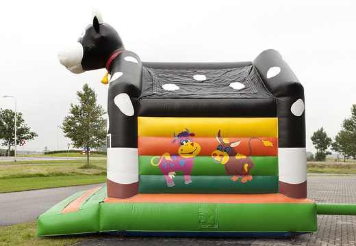 Standaard luchtkussen kopen voor kinderen in opvallende kleuren met bovenop een groot 3D object in de vorm van een koe. Bestel luchtkussens online bij JB Inflatables Nederland