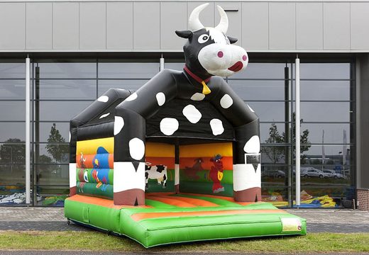 Standaard springkasteel in opvallende kleuren met bovenop een groot 3D object van een koe bestellen voor kinderen. Bestel springkastelen online bij JB Inflatables Nederland