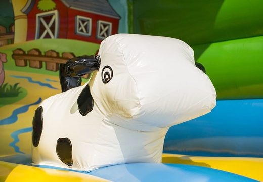 Midi overdekt multifun springkasteel met glijbaan kopen in thema boerderij voor kinderen. Koop springkastelen online bij JB Inflatables Nederland