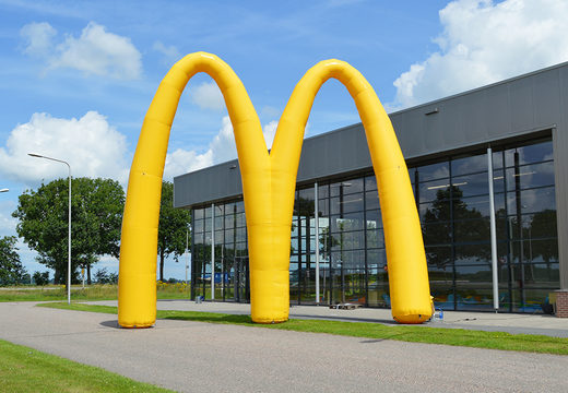 Koop gepersonaliseerde McDonald`s reclamebogen voor alle evenementen bij JB Inflatables Nederland.  Bestel nu op maat gemaakte opblaasbare reclamebogen 