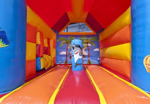Midi overdekt multifun springkasteel met glijbaan kopen in een kleurenmix van rood blauw geel en oranje en in thema piraat voor kinderen. Koop springkastelen online bij JB Inflatables Nederland
