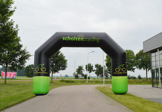 Op maat gemaakte opblaasbare scholten cycling start & finish boog te koop bij JB Promotions Nederland; specialist in opblaasbare reclame artikelen zoals finishbogen