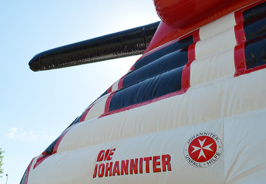 Bestel online opblaasbare Die Johanniter springkastelen op maat bij JB Promotions Nederland; specialist in opblaasbare reclame artikelen zoals maatwerk springkastelen 