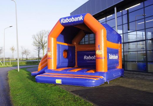 Promotionele op maat gemaakt Rabobank Multifun springkussen kopen. Bestel nu opblaasbare reclame springkussen in eigen huisstijl bij JB Inflatables Nederland