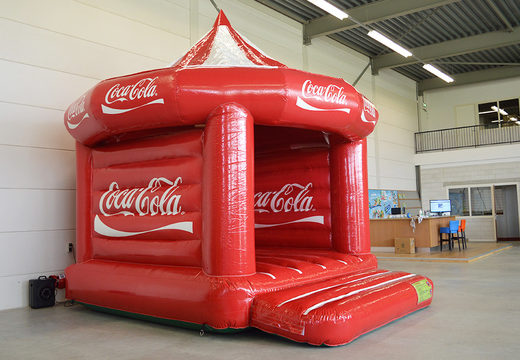 Koop maatwerk opblaasbare Coca-cola Carrousel springkastelen bij JB Promotions Nederland. Promotionele springkastelen in alle soorten en maten razendsnel op maat gemaakt bij JB Promotions