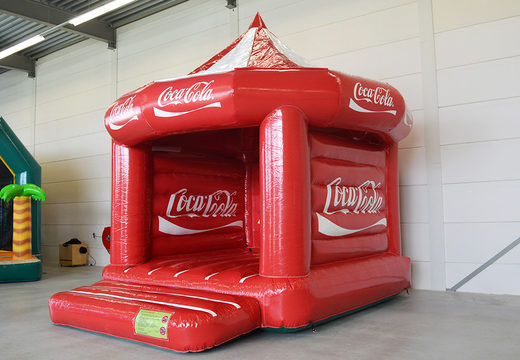 Promotionele op maat gemaakte Coca-cola Carrousel springkussen kopen. Bestel nu opblaasbare reclame springkastelen in eigen huisstijl bij JB Inflatables Nederland