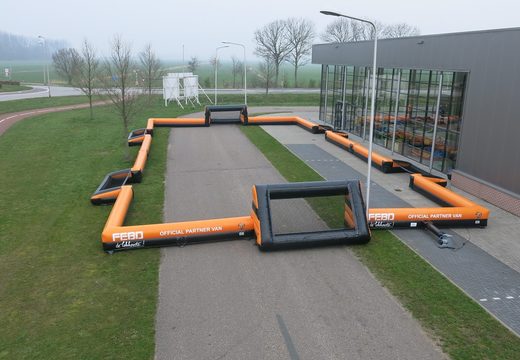Opblaasbare jonger oranje boarding voor diverse evenementen kopen. Bestel een voetbalboarding nu online bij JB Inflatables Nederland