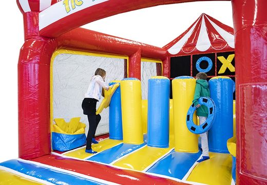 Bestel springkussen met stormbaan en tic tac toe spel voor kinderen. Koop opblaasbare springkussens online bij JB Inflatables Nederland