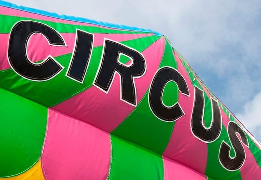 Koop groot opblaasbaar overdekt ballenbak springkasteel in circus thema. Bestel springkastelen online bij JB Inflatables Nederland 