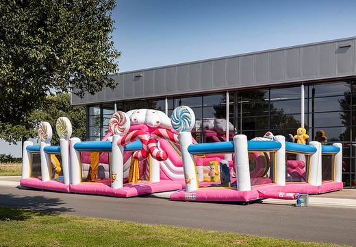 Gekleurde inflatable park in Candyland thema bestellen voor kinderen. Koop springkastelen online bij JB Inflatables Nederland 