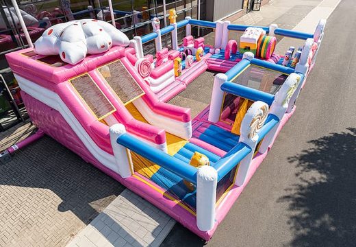 Inflatable Candyworld springkasteel met glijbanen en leuke obstakels met prints bestellen voor kinderen. Koop springkastelen online bij JB Inflatables Nederland 