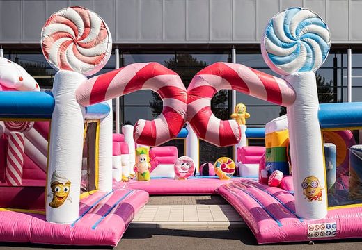 Bounce World Candyland springkasteel met meerdere glijbanen en allerlei leuke obstakels met candyland prints bestellen voor kinderen. Koop springkastelen online bij JB Inflatables Nederland 