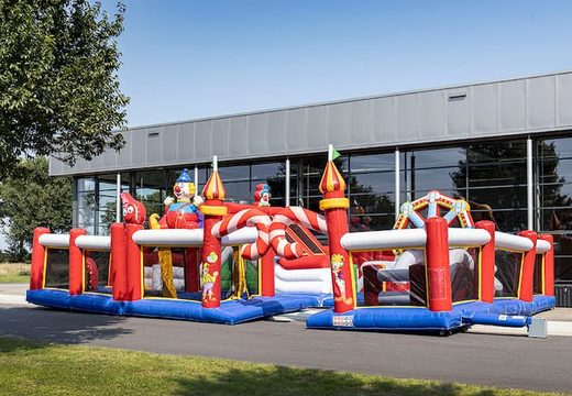 Gekleurde inflatable park in circus thema bestellen voor kinderen. Koop springkastelen online bij JB Inflatables Nederland 