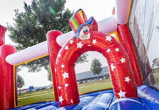 Bounce World circus springkasteel  met glijbanen en allerlei obstakels met circus prints kopen voor kids. Bestel springkastelen online bij JB Inflatables Nederland 