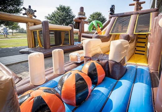 Inflatable piraat springkasteel met glijbanen en leuke obstakels met prints bestellen voor kinderen. Koop springkastelen online bij JB Inflatables Nederland 