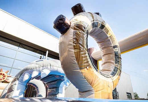 Gekleurde inflatable park in piraat thema bestellen voor kinderen. Koop springkussens online bij JB Inflatables Nederland 