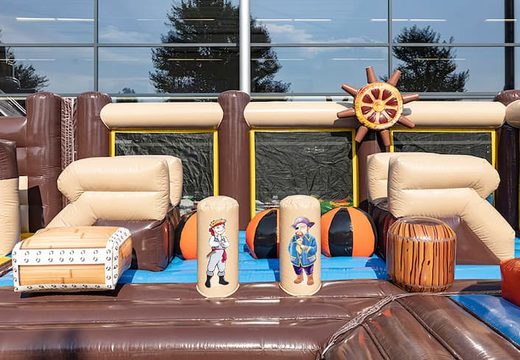 Bounce World piraat springkasteel  met glijbanen en allerlei obstakels met piraat prints kopen voor kids. Bestel springkastelen online bij JB Inflatables Nederland 