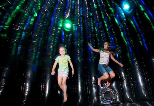 Standaard 5m opblaasbaar springkussen kopen in disco thema voor kinderen. Bestel opblaasbare springkussens online bij JB Inflatables Nederland