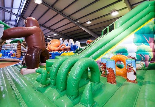 Groot opblaasbaar 40 meter lang en 20 meter breed Giga springkasteel kopen voor kinderen. Bestel springkastelen online bij JB Inflatables Nederland 