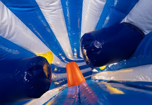 Inflatable kruiptunnel in haai thema met obstakals, een klimhelling en glijhelling voor kinderen gebruiken. Koop springkastelen online bij JB Inflatables Nederland