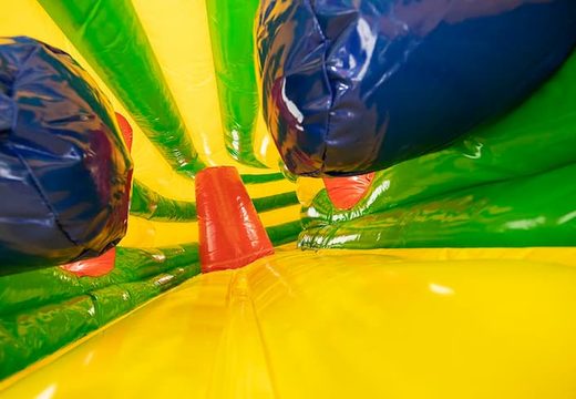Inflatable kruiptunnel springkasteel in krokodil thema met obstakals, een klimhelling en glijhelling voor kinderen gebruiken. Koop springkastelen online bij JB Inflatables Nederland