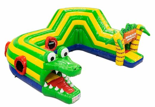 Opblaasbaar krokodil springkussen met obstakals, een klimhelling en glijhelling kopen voor kinderen. Bestel springkussens online bij JB Inflatables Nederland