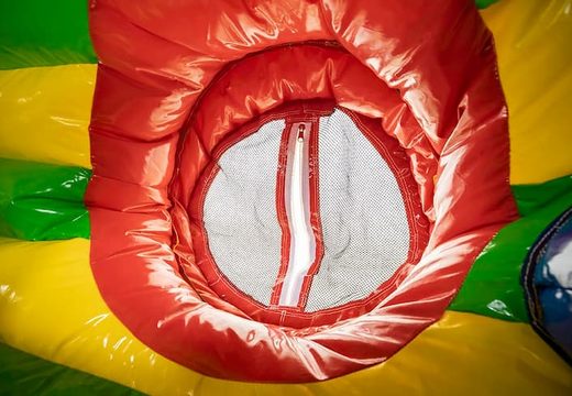 Inflatable kruiptunnel in leeuw thema met obstakals, een klimhelling en glijhelling voor kinderen gebruiken. Koop springkastelen online bij JB Inflatables Nederland