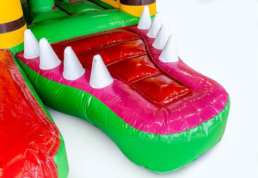 Overdekt multiplay krokodil springkasteel in een uniek design met twee ingangen, een glijbaan in het midden en 3D objecten bestellen voor kids. Koop springkastelen online bij JB Inflatables Nederland
