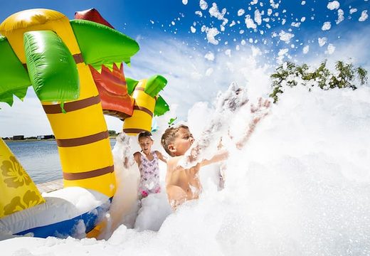 Bubble park Hawaii met een schuimkraan kopen voor kids. Bestel opblaasbare springkastelen bij JB Inflatables Nederland