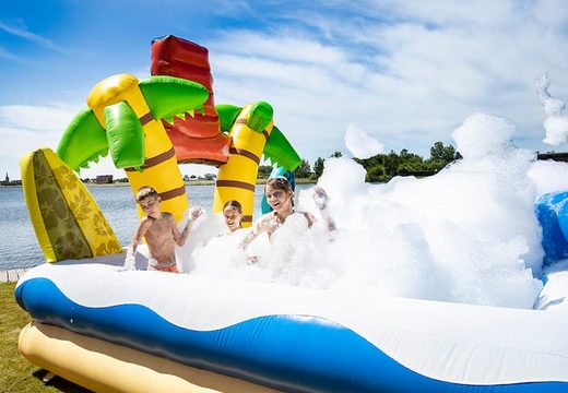 Opblaasbaar groot bubble park in thema Hawaii kopen voor kids. Bestel opblaasbare springkastelen bij JB Inflatables Nederland