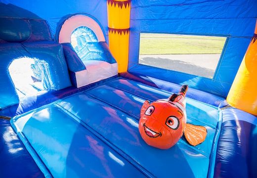 Overdekt maxifun super springkasteel met glijbaan in thema seaworld bestellen voor kinderen. Koop springkastelen online bij JB Inflatables Nederland